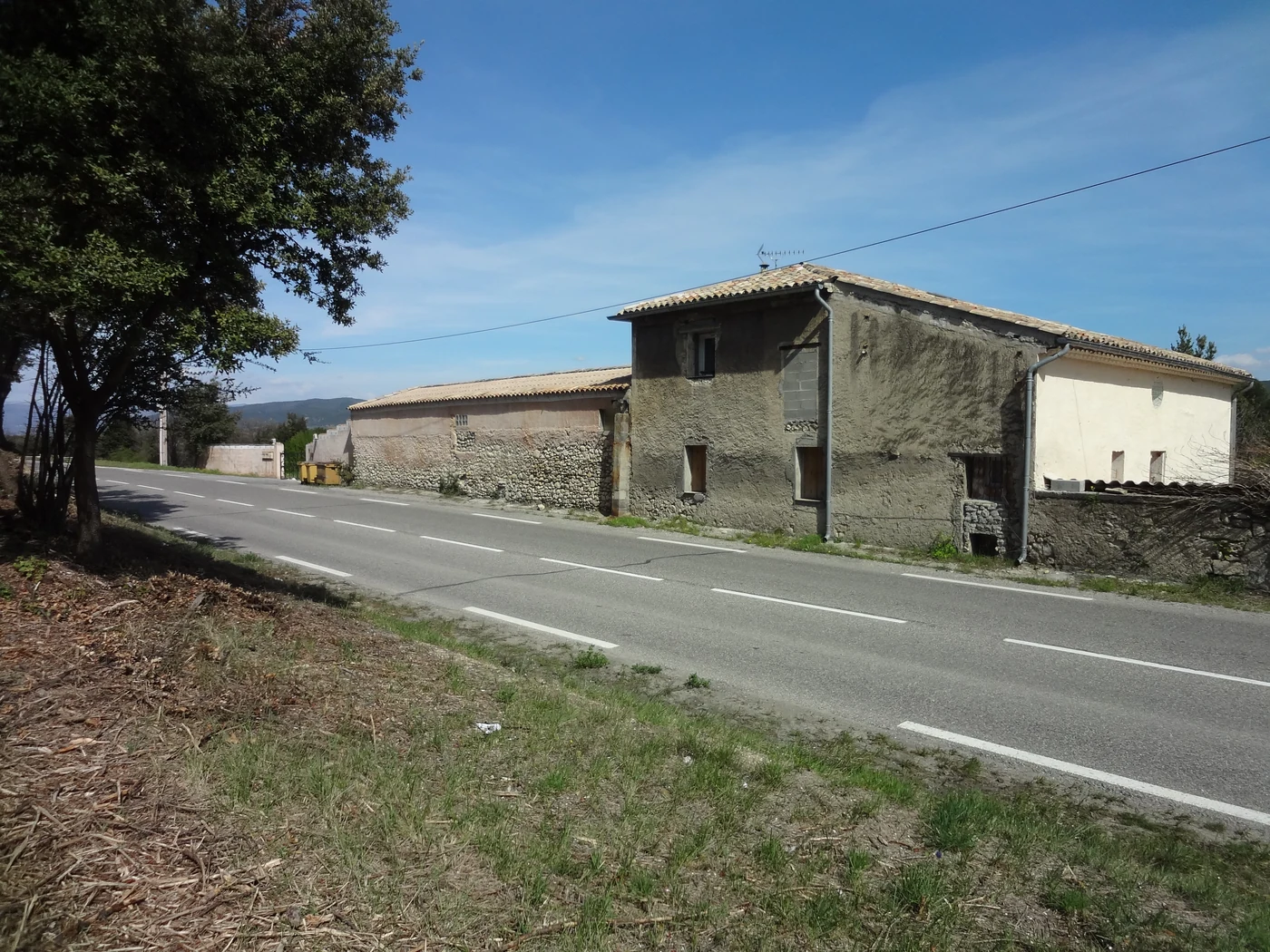 La ferme de la Grande Terre, liée à l’affaire Dominici, au bord de la route près de Lurs, photographiée en 2013.