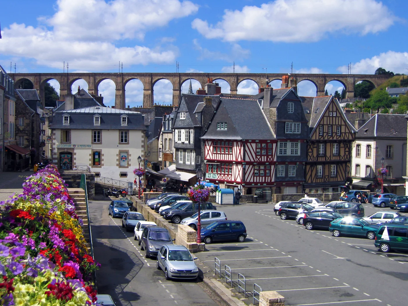 Maisons à pans de bois et toits d’ardoise dans le centre de Morlaix, devant les arches du viaduc.