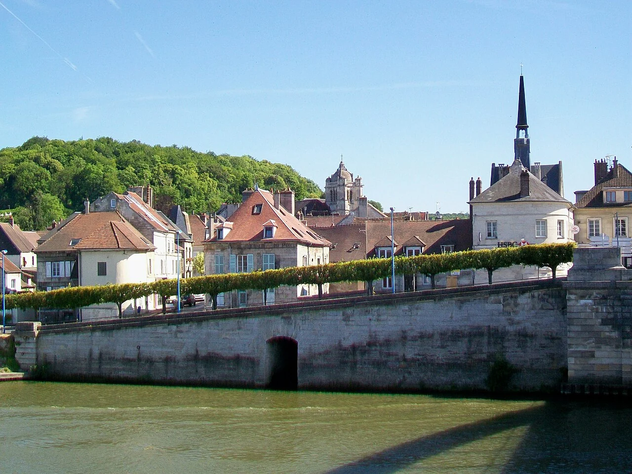 La vieille ville de Pont-Sainte-Maxence et ses clochers au bord de l’Oise.