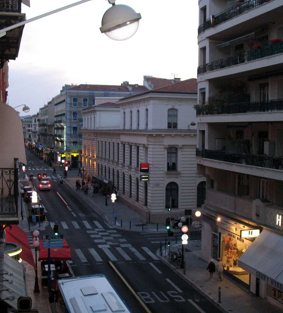Vue de la rue de l’Hôtel des Postes à Nice et de la façade de la Société Générale, en 2008.