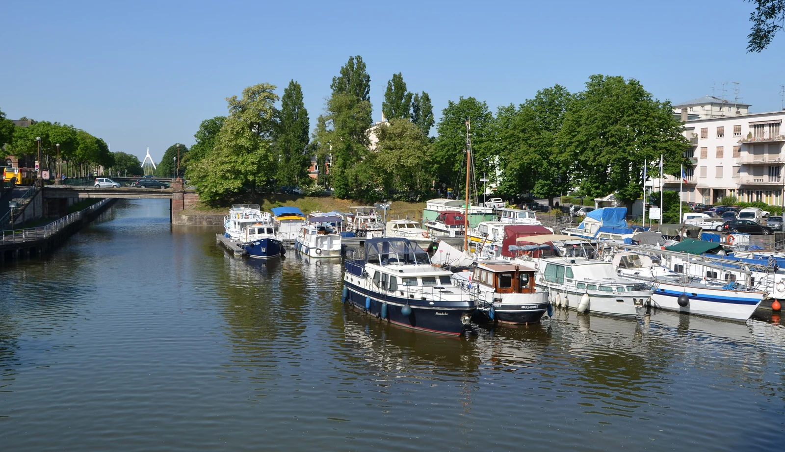 Bateaux et berges arborées du canal du Rhône au Rhin à Mulhouse en 2012 ; vue de contexte postérieure aux faits.