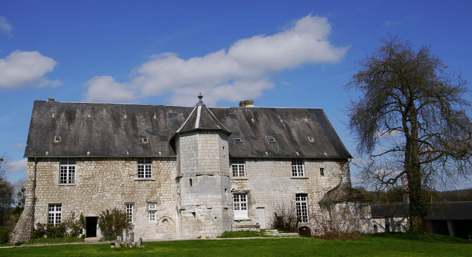 Façade de pierre et tourelle du manoir des Templiers à Anneville-Ambourville.