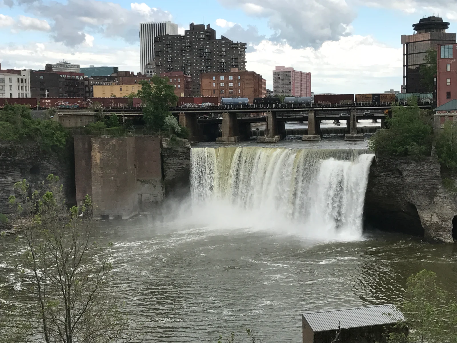 Les chutes High Falls sur la rivière Genesee, avec un pont ferroviaire et les bâtiments de Rochester.