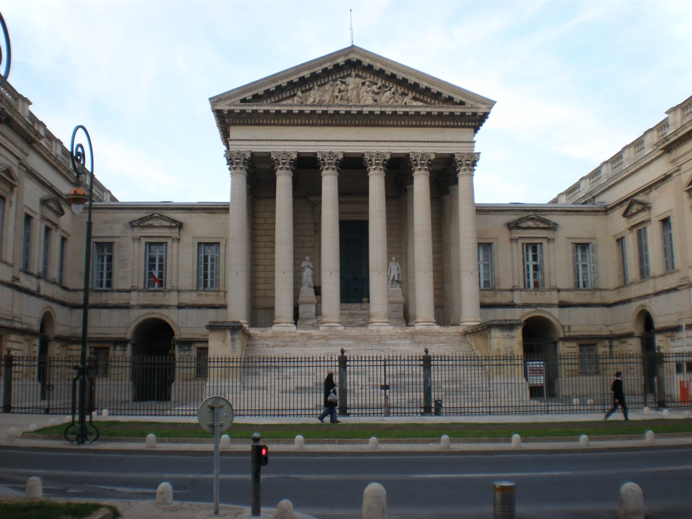Façade à colonnes du palais de justice historique de Montpellier, vue depuis la rue.