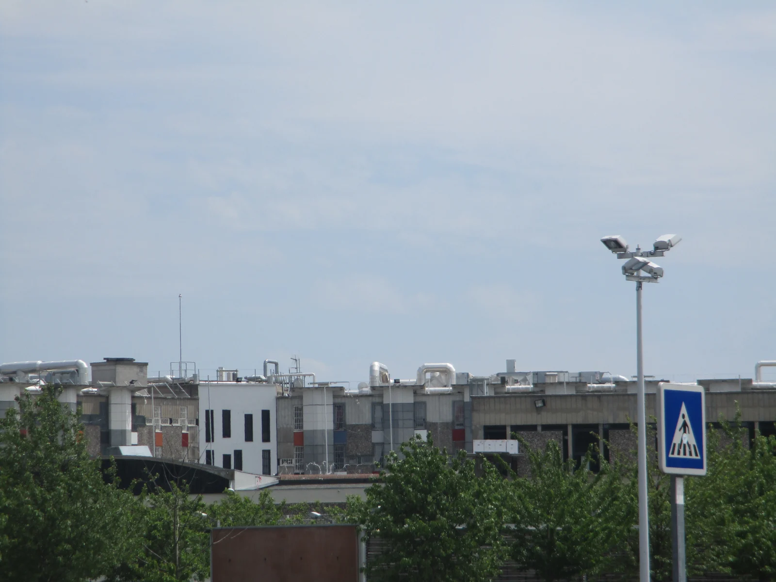 Bâtiments de la prison de Fleury-Mérogis vus de l’extérieur, derrière des arbres, en 2016.