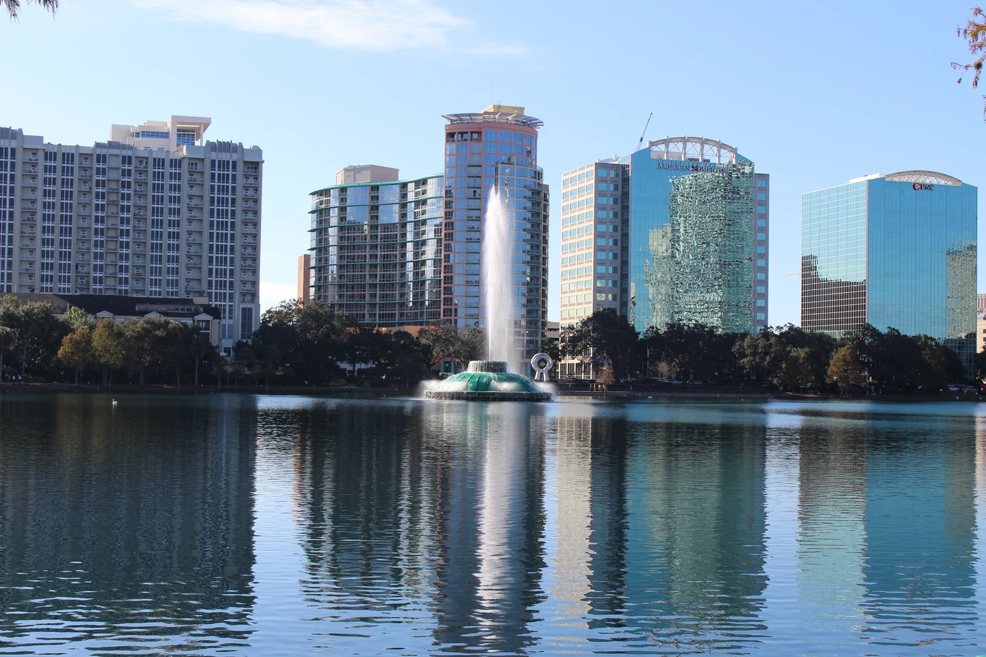 Contexte géographique — fontaine du lac Eola et immeubles du centre-ville d’Orlando, Floride, le 3 décembre 2017.