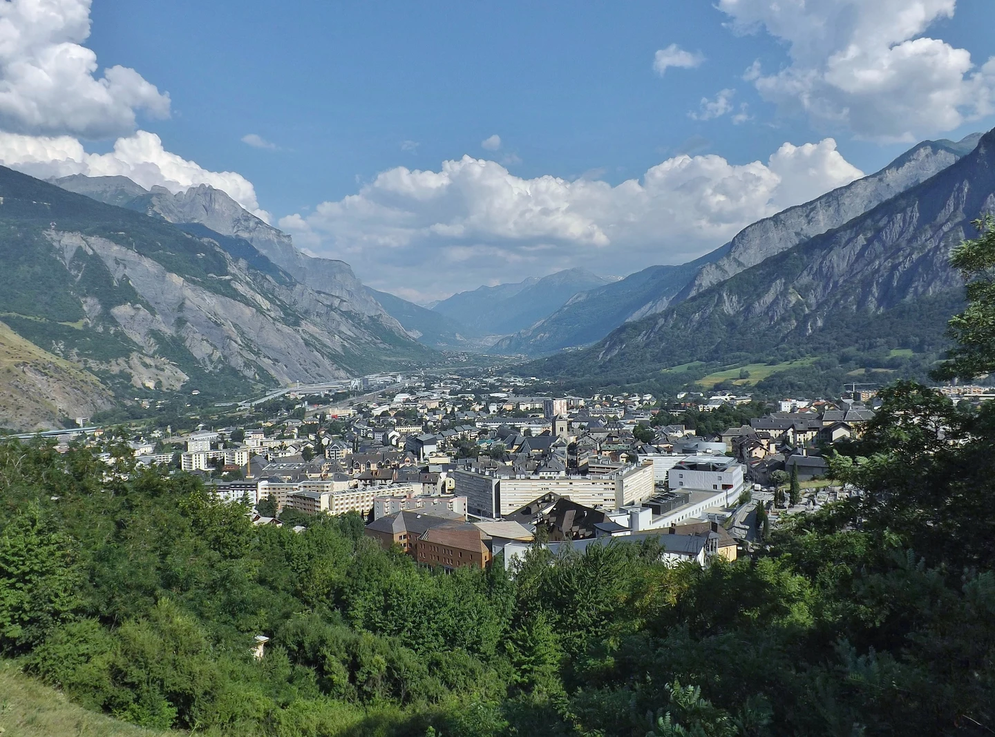 Vue panoramique de Saint-Jean-de-Maurienne, entre les versants montagneux de la vallée de la Maurienne.