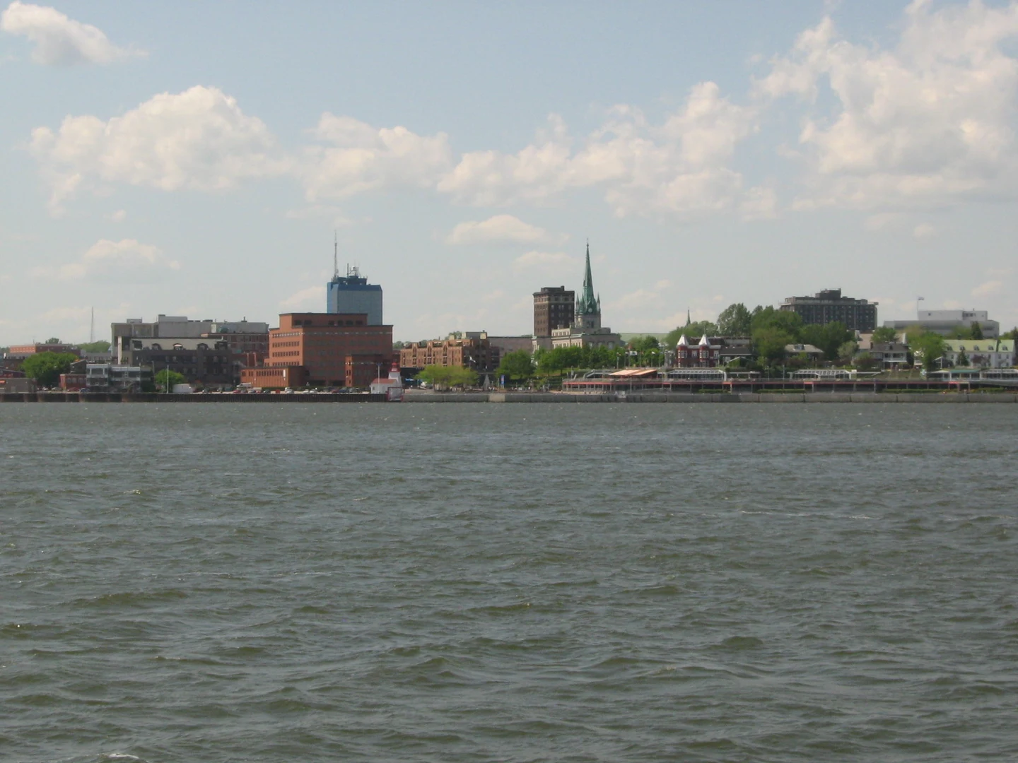Le centre-ville de Trois-Rivières vu depuis le fleuve Saint-Laurent.