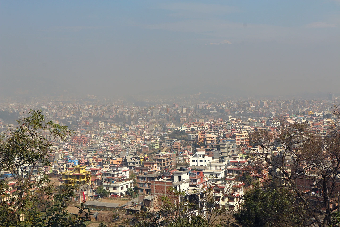 Panorama des immeubles de Katmandou dans la brume, vu depuis Kirtipur en 2015.