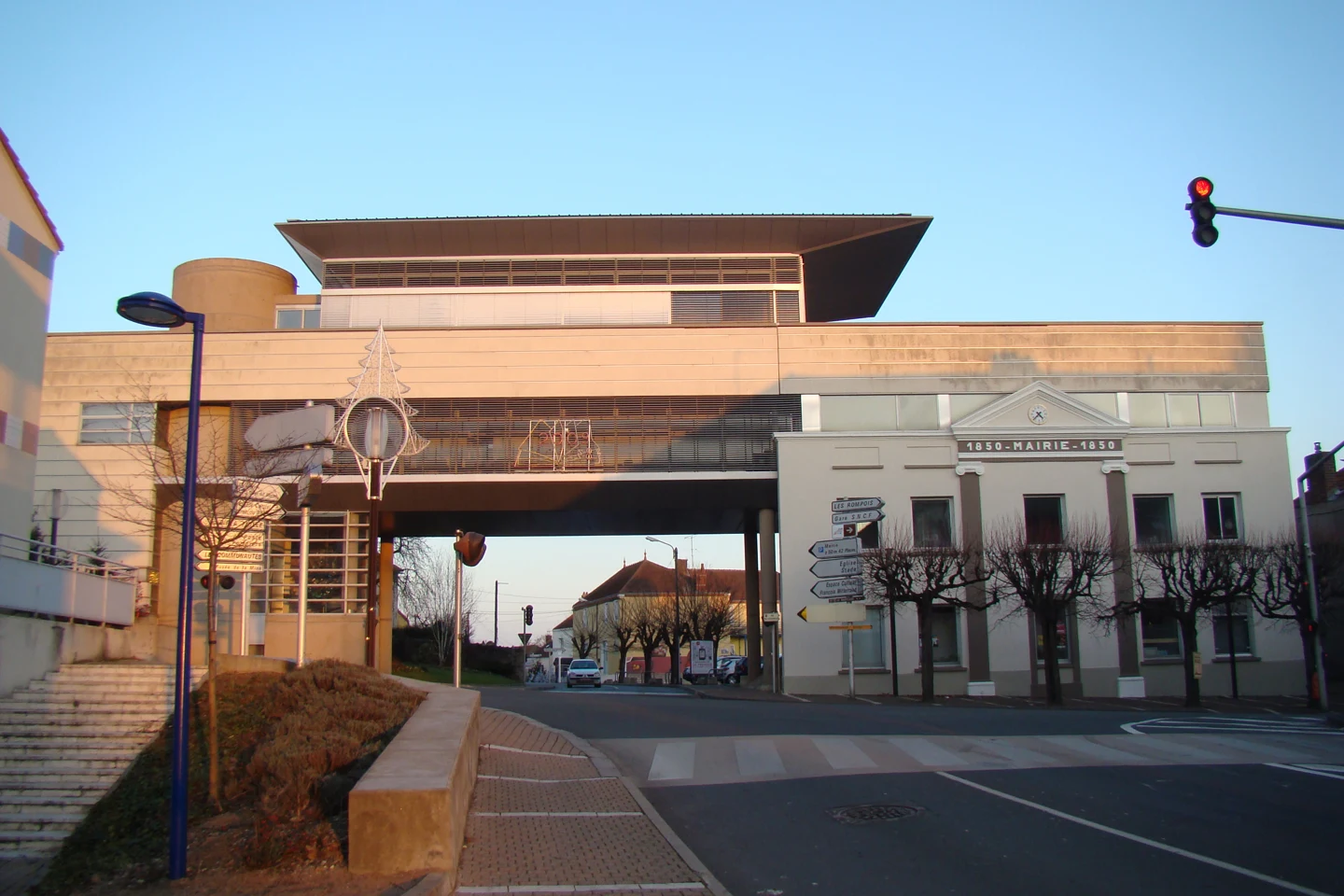 Façade de la mairie de Blanzy et passage sous son extension moderne, au-dessus d’une rue.