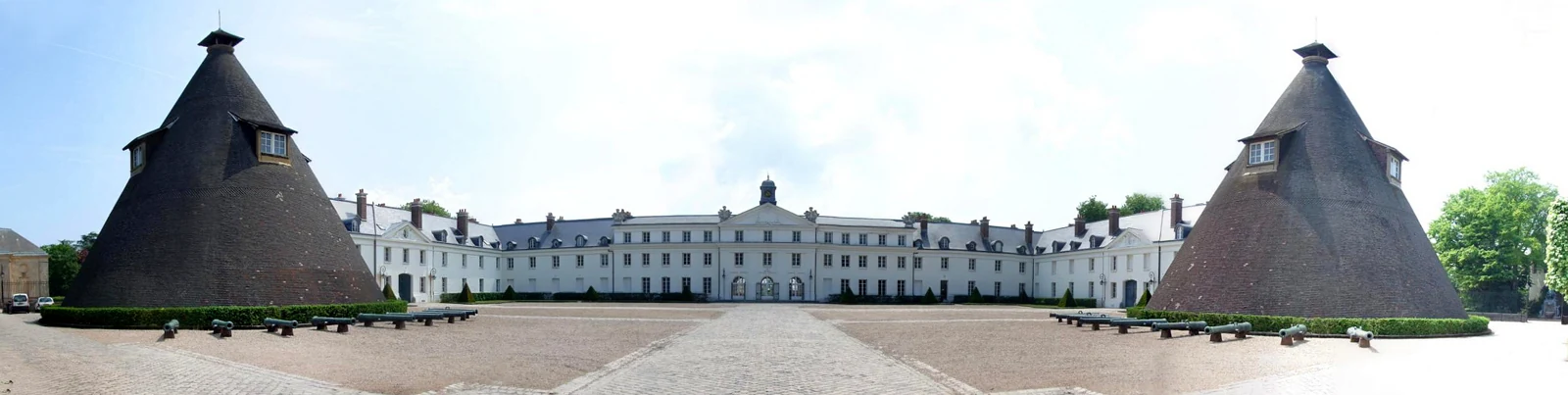 Vue panoramique du château de la Verrerie au Creusot, entre les deux grands fours coniques de l’ancienne cristallerie.