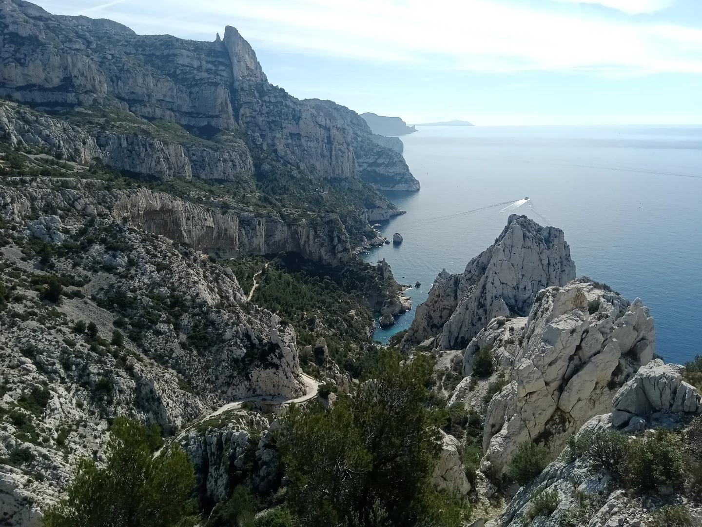 Falaises calcaires et mer autour de la calanque de Sugiton, vues depuis le belvédère à Marseille.