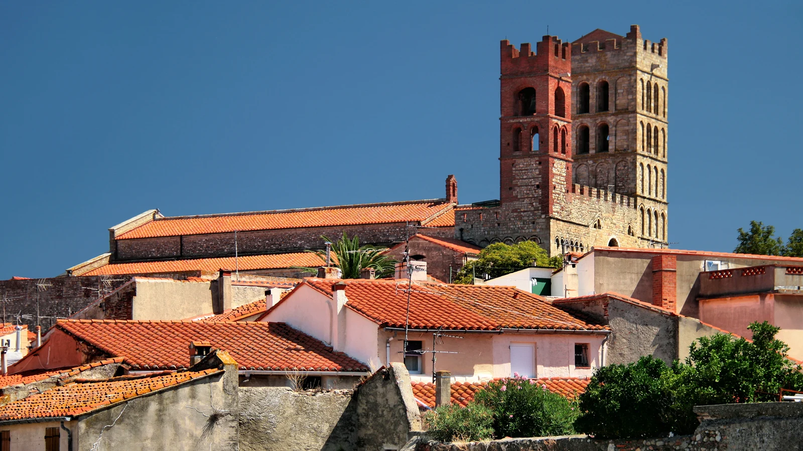 La cathédrale Sainte-Eulalie-et-Sainte-Julie domine les toits de tuiles rouges d’Elne.