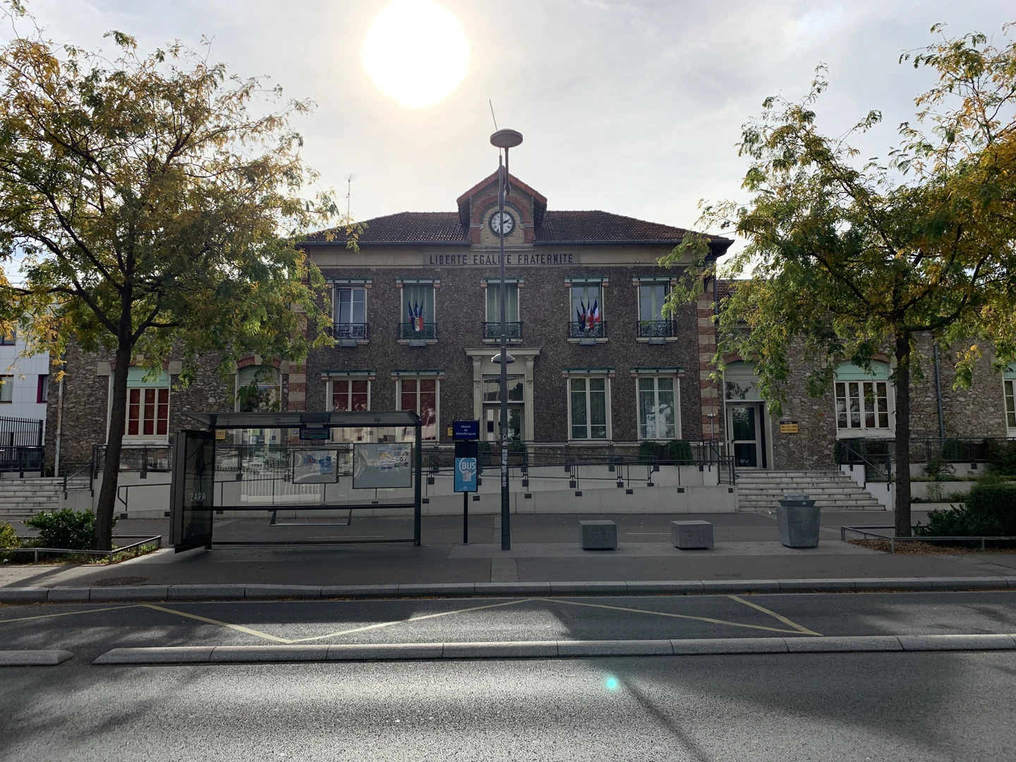 Ancienne mairie de Chevilly-Larue vue depuis la rue en 2019.
