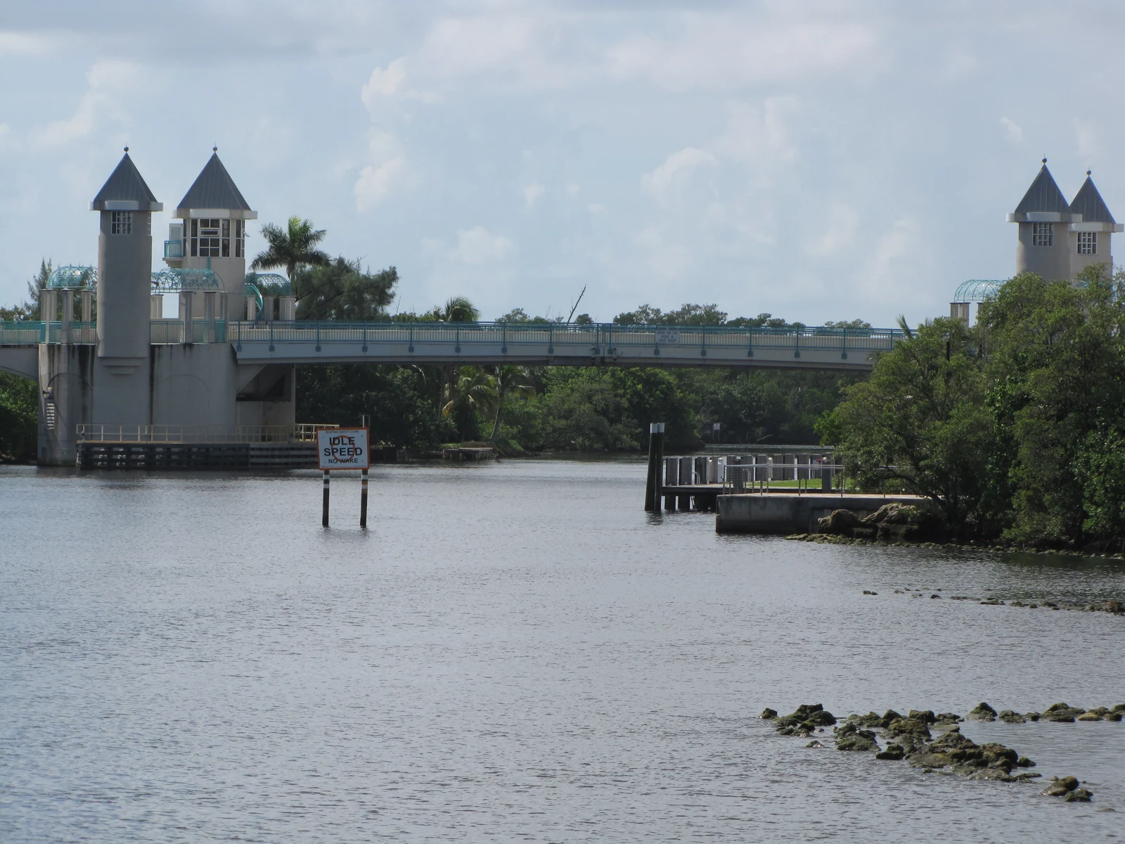 Le pont d’Ocean Avenue à Boynton Beach, avec ses tours, au-dessus de l’Intracoastal Waterway bordé de végétation.