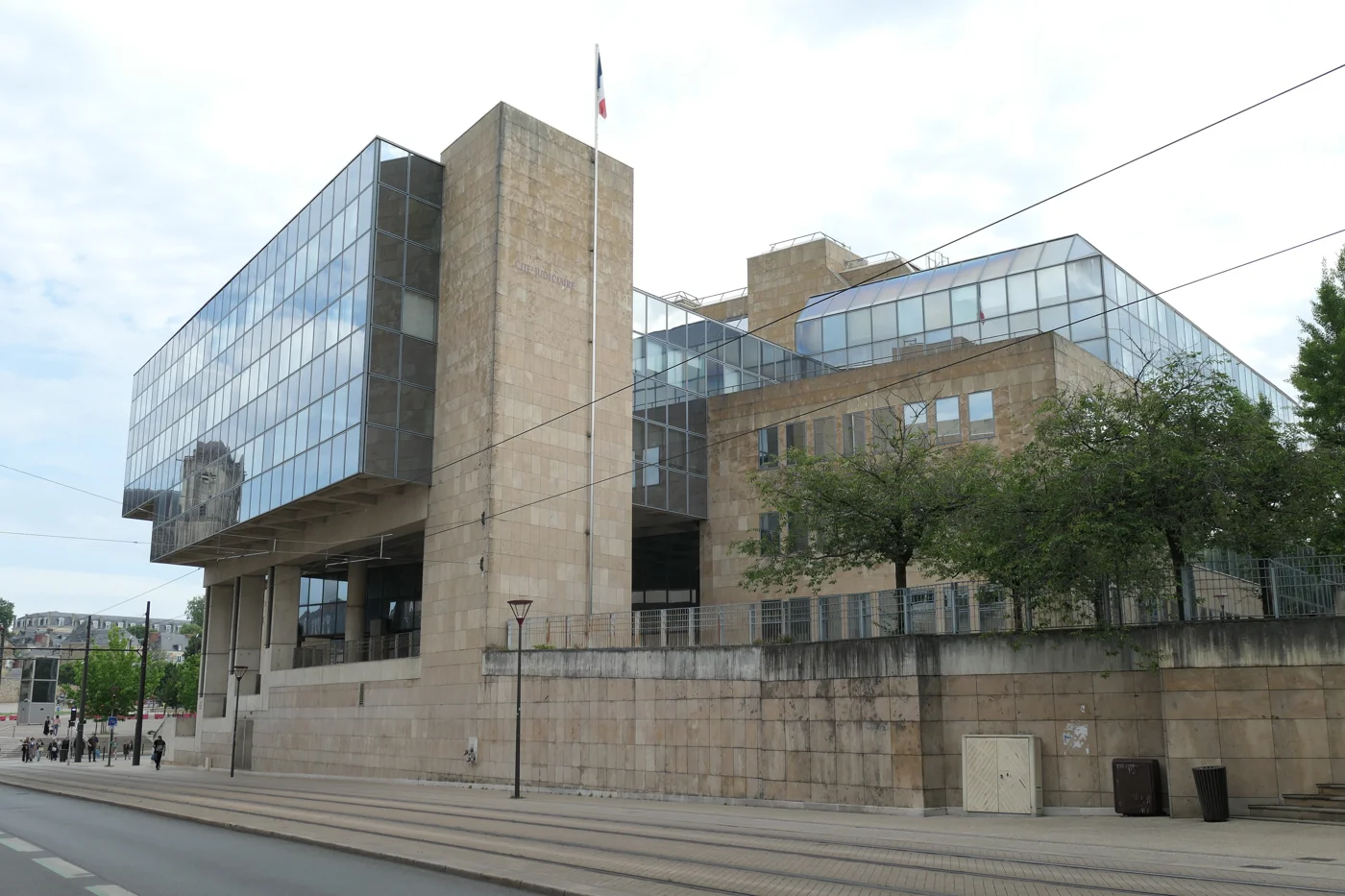 La cité judiciaire du Mans, bâtiment de pierre claire et de verre, vue depuis la rue.