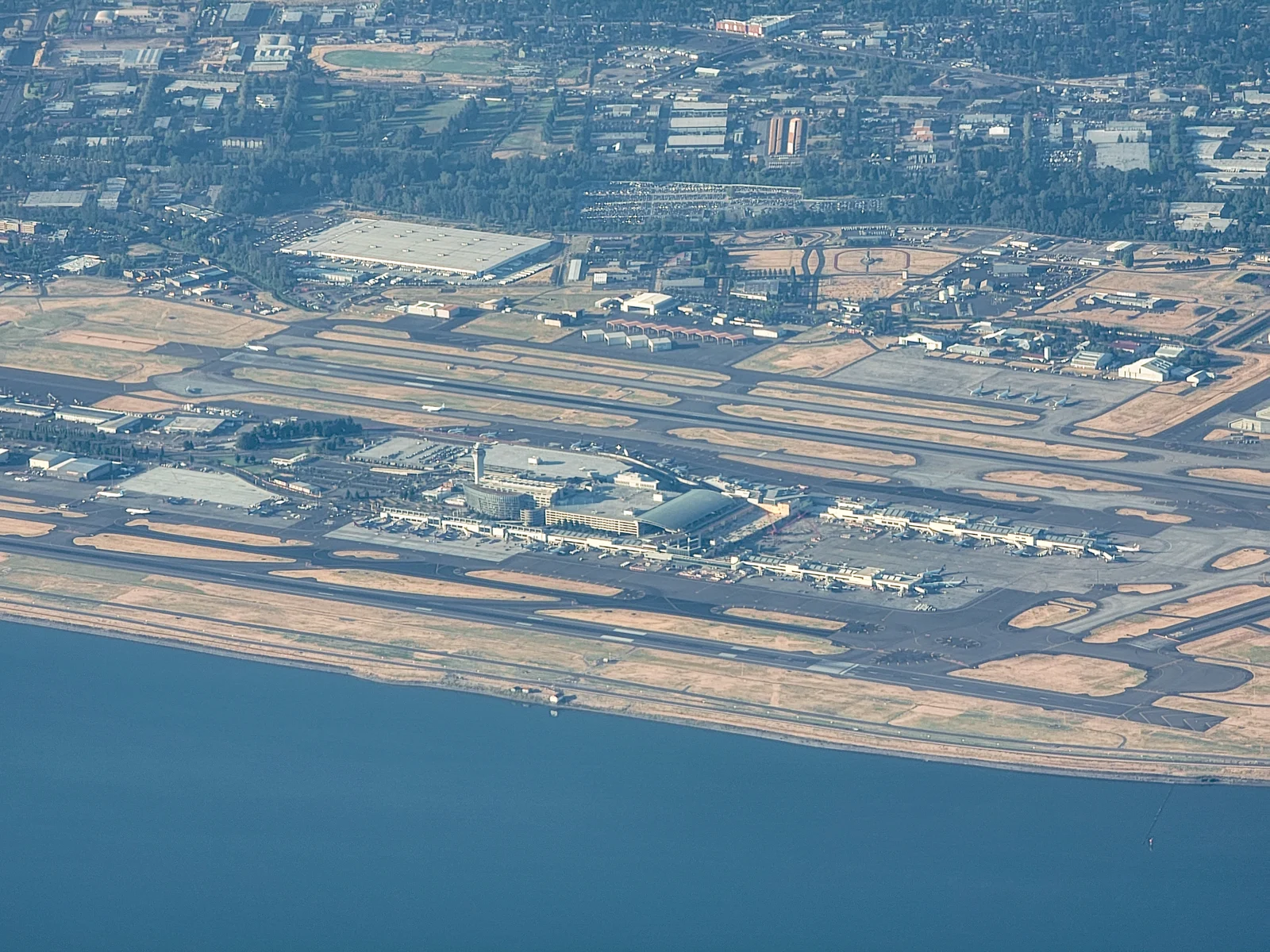 Vue aérienne des pistes, des terminaux et des avions de l’aéroport de Portland, au bord du fleuve Columbia.