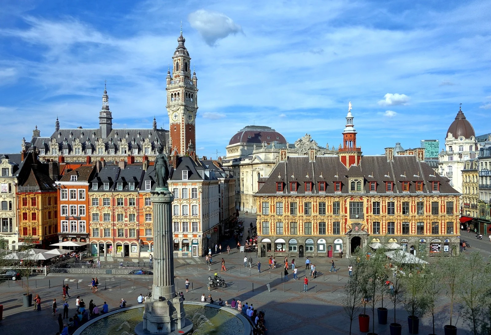 Vue en hauteur de la Grand-Place de Lille, de la colonne de la Déesse, de la Vieille Bourse et du beffroi de la Chambre de commerce.