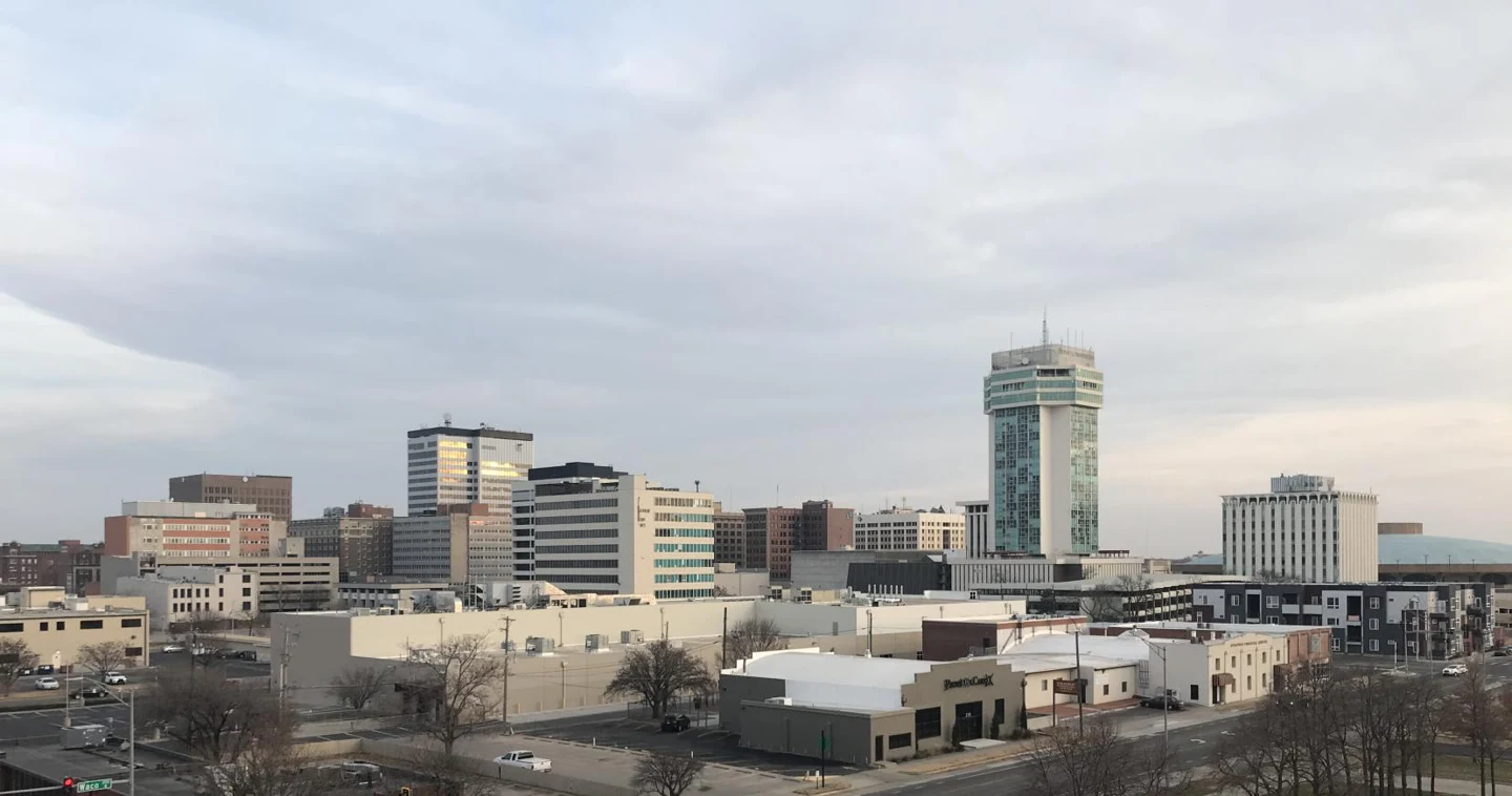 Panorama des immeubles et des rues du centre-ville de Wichita, au Kansas, sous un ciel couvert.