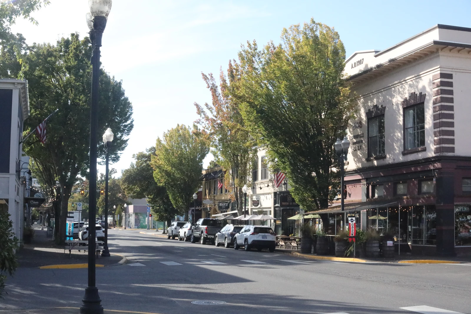 Main Street à Springfield, dans l’Oregon, bordée de commerces, d’arbres et de voitures en stationnement.