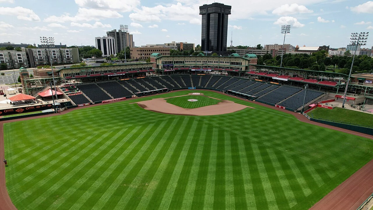 Vue aérienne du centre de Springfield dans le Missouri et du stade Hammons Field