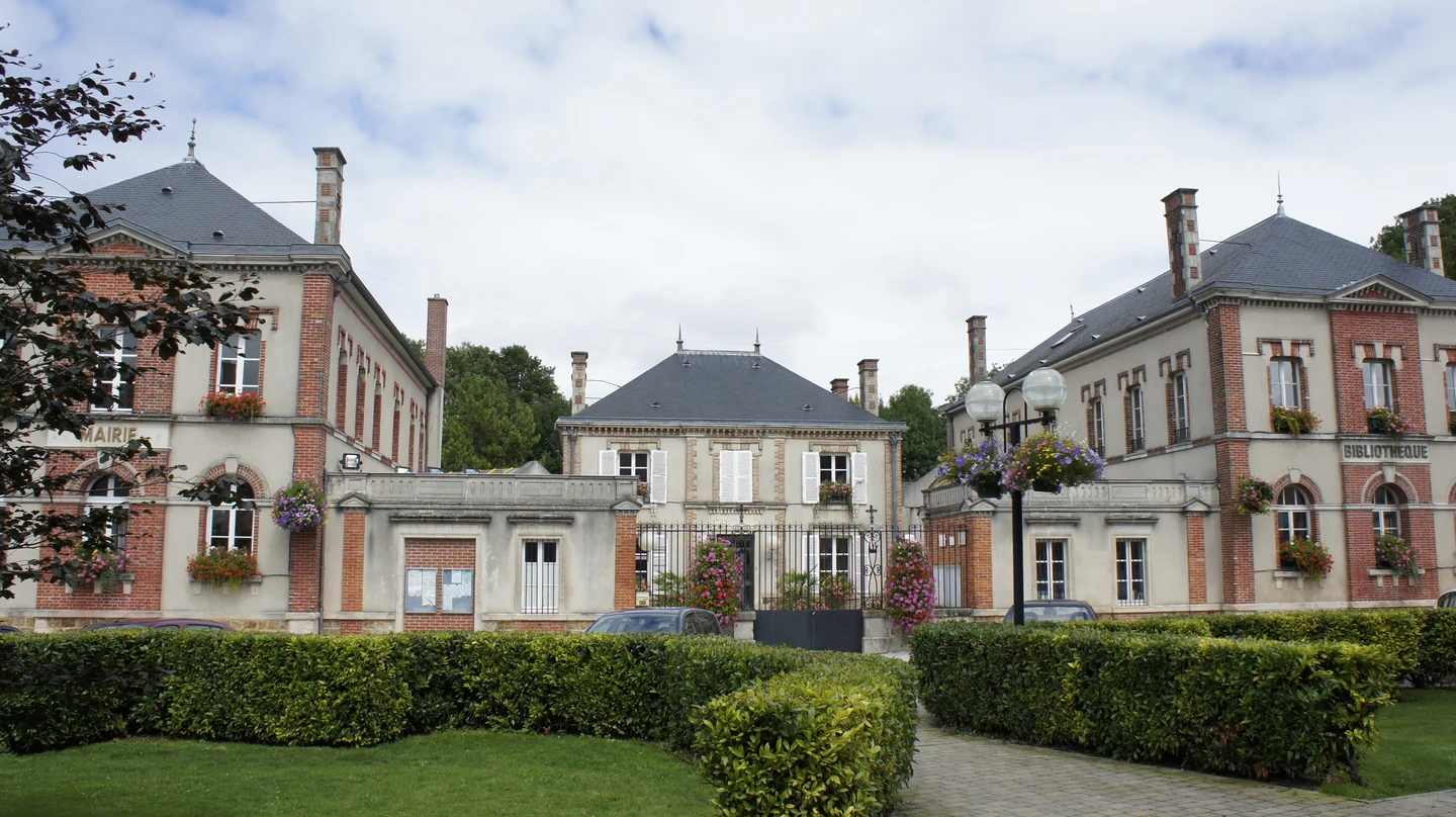 Façade de la mairie de Mourmelon-le-Grand au bord de la rue.