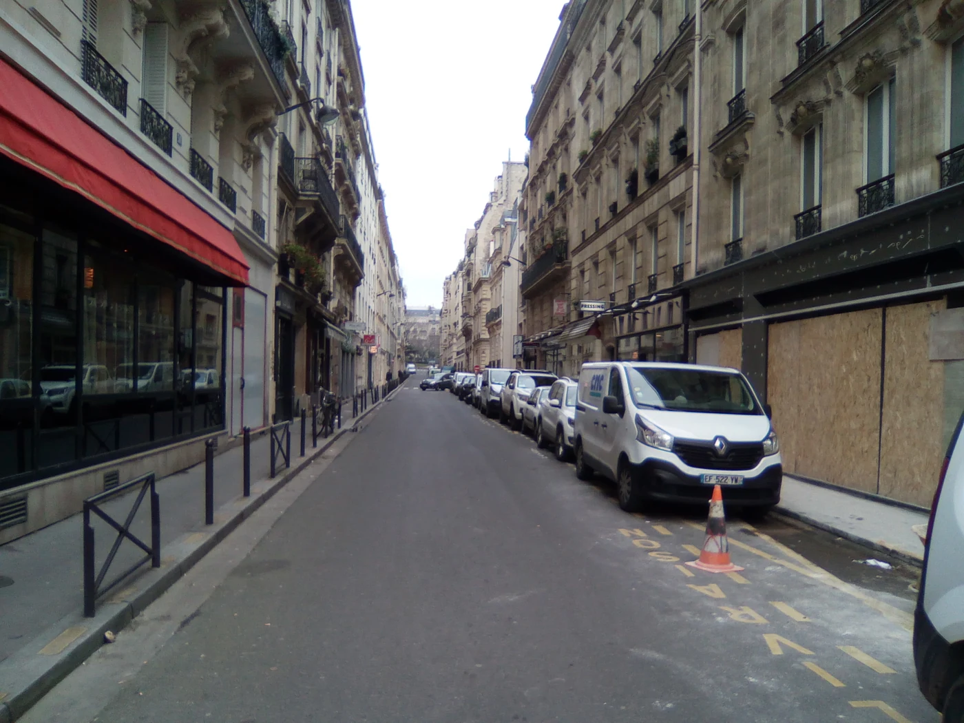 La rue Le Sueur à Paris, vue depuis la place du Général-Patton en 2018, entre des immeubles de pierre.