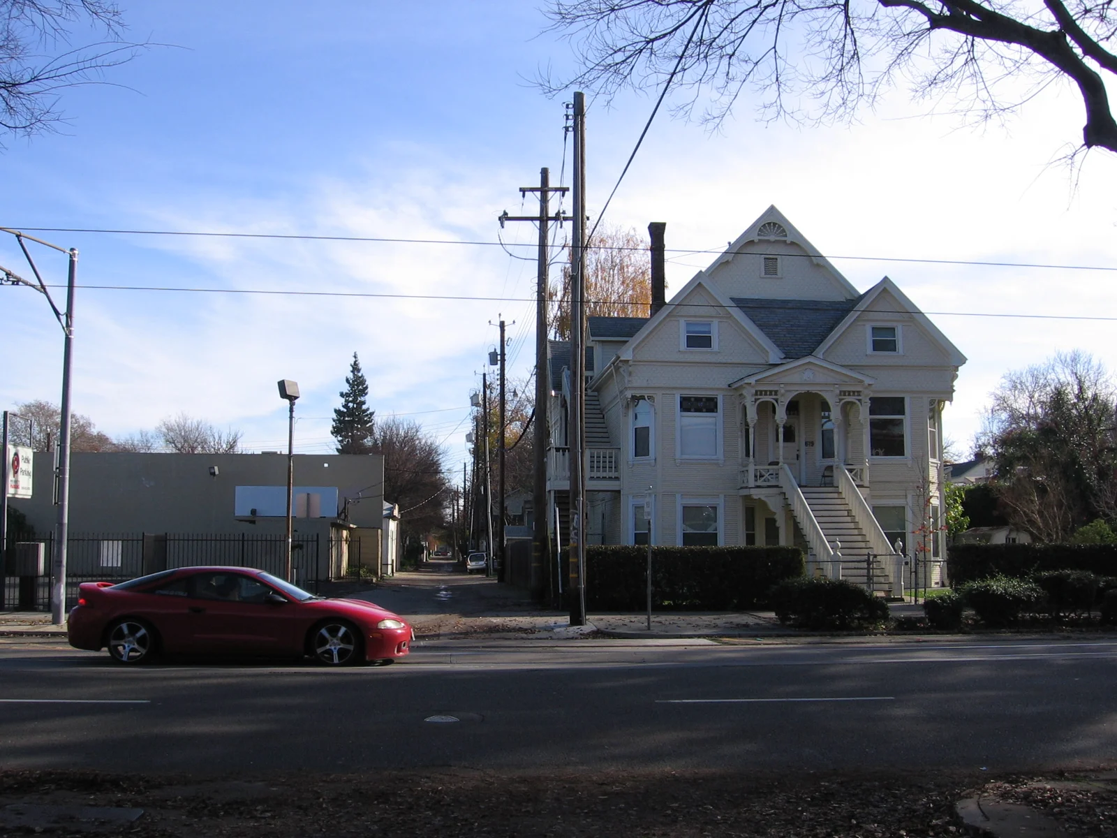 Vue d’une ruelle et d’une maison à Sacramento en 2012, dans le secteur de F Street et G Street ; image de contexte.