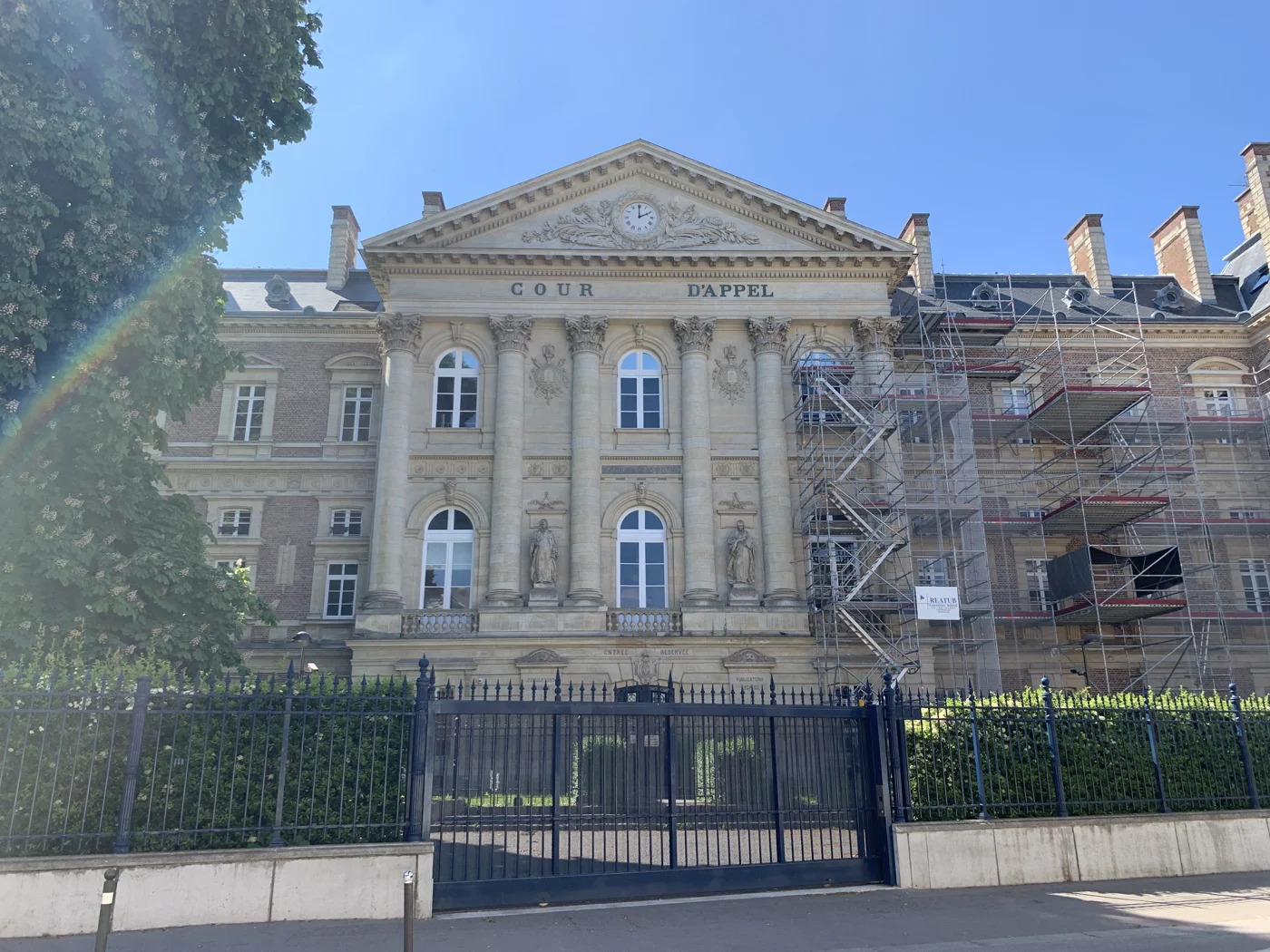 Façade du palais de justice d’Amiens, avec sa colonnade et des échafaudages à droite.