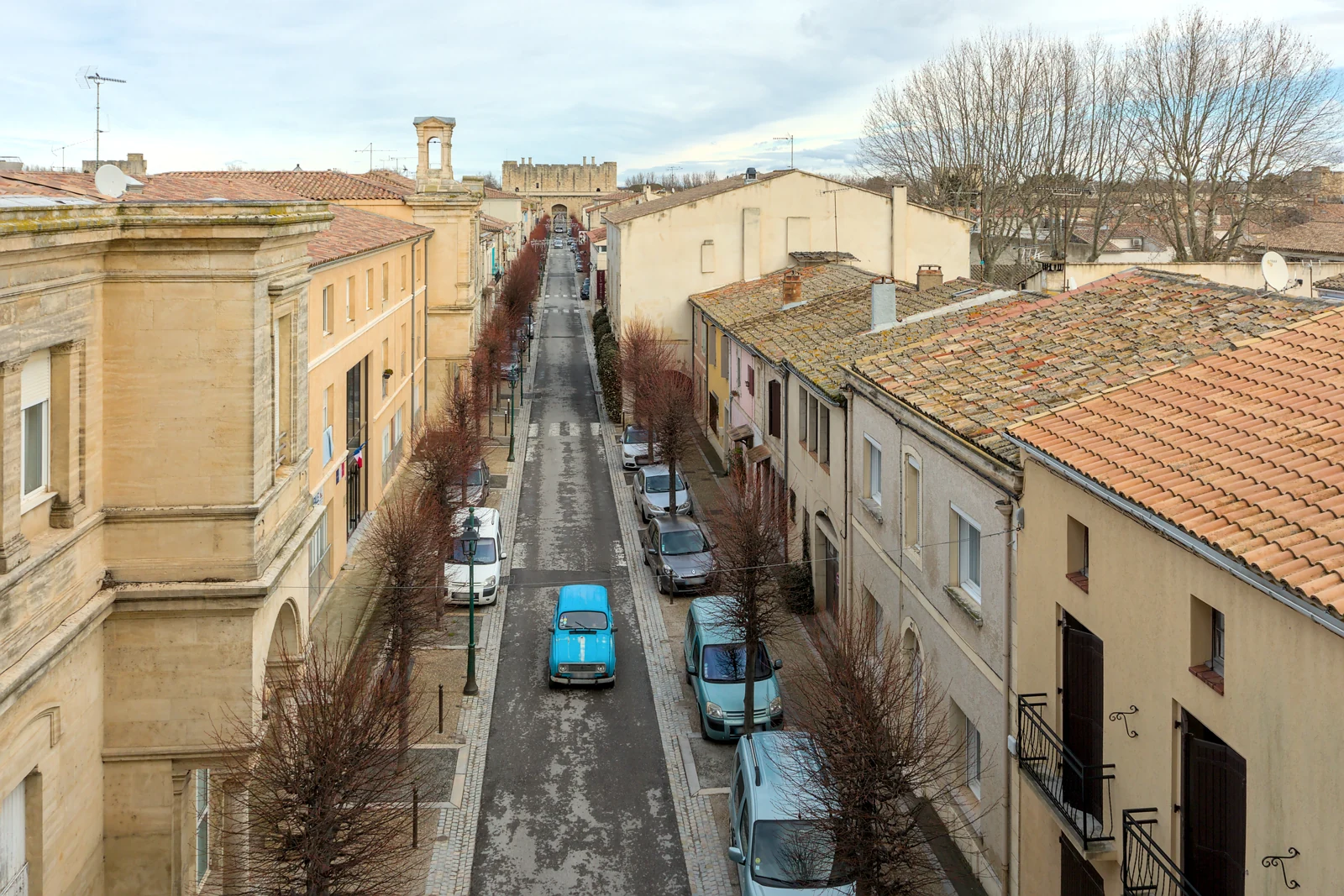 Le boulevard Gambetta et les toits d’Aigues-Mortes vus depuis les remparts.