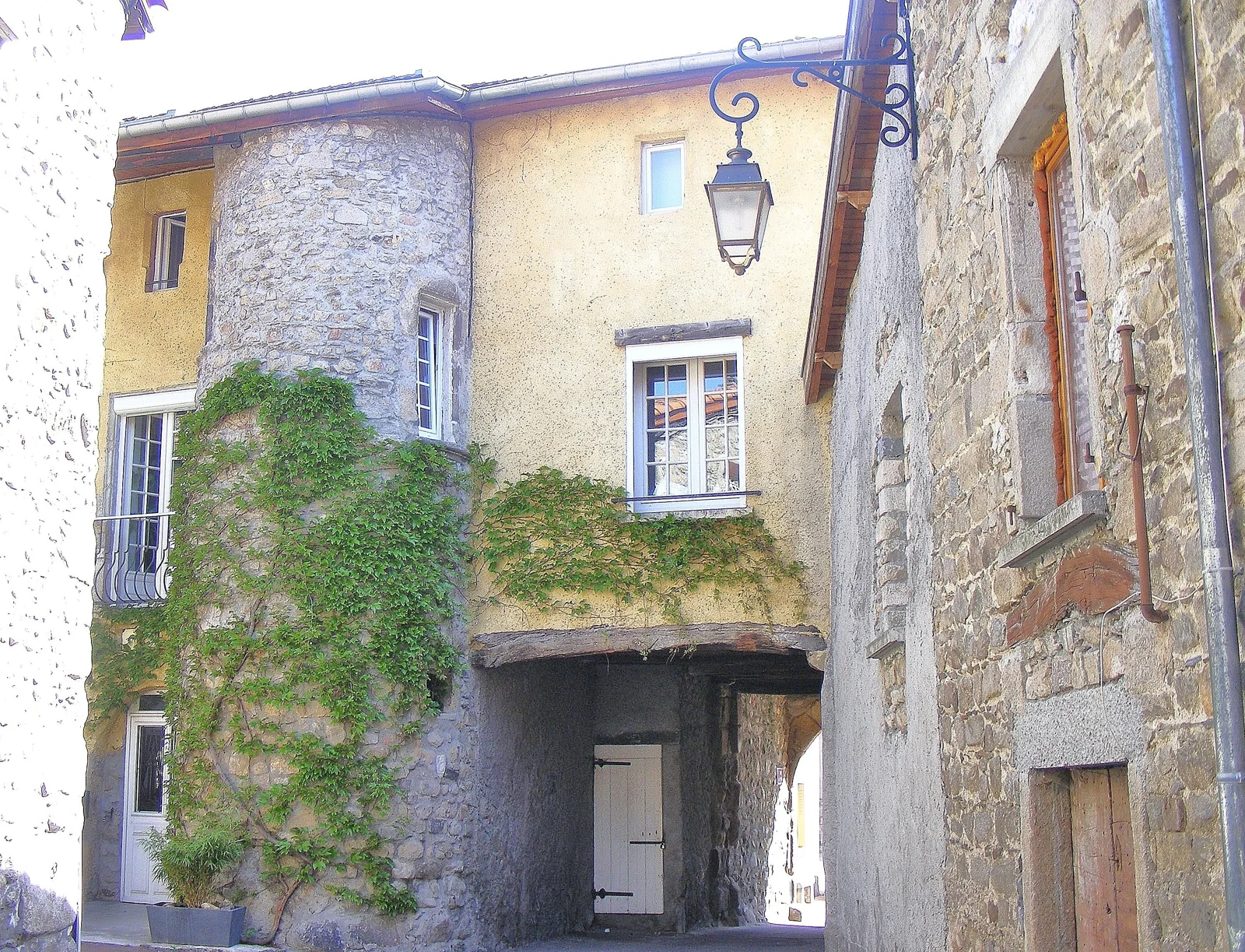 Bourg médiéval de Saint-Andéol-le-Château (Rhône), photographié en 2010.