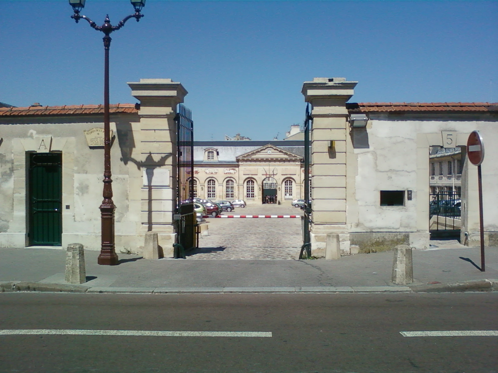 Portail de la cour d’appel de Versailles photographié en 2012.