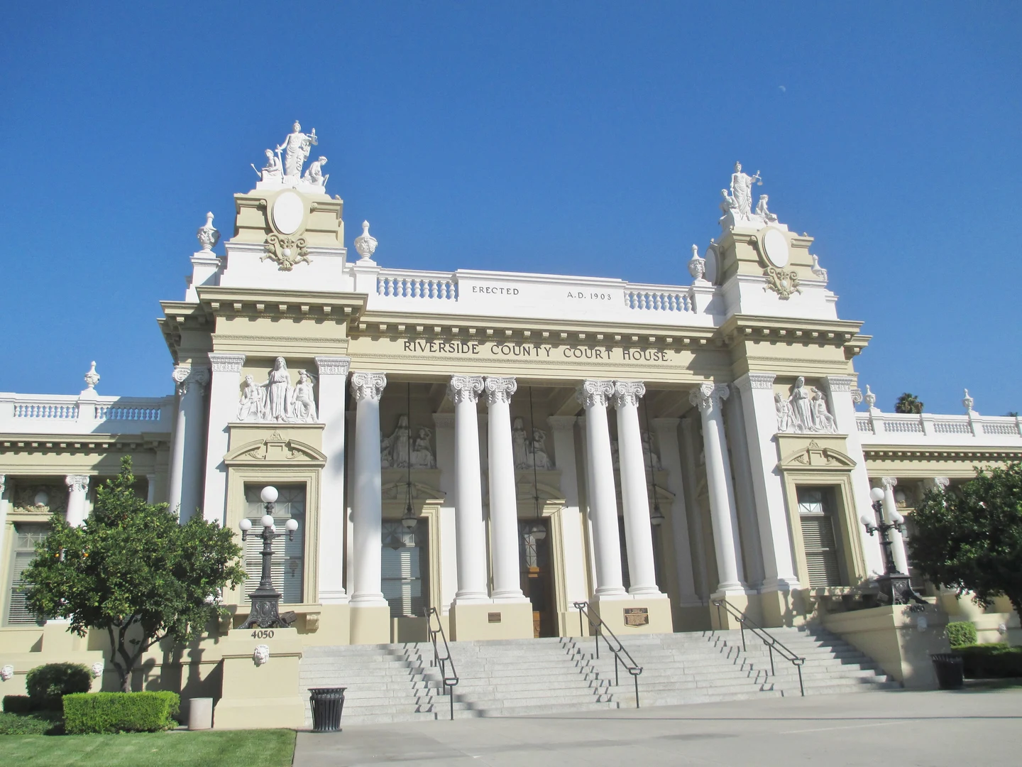 Façade à colonnes du palais de justice historique de Riverside, en Californie, sous un ciel bleu.
