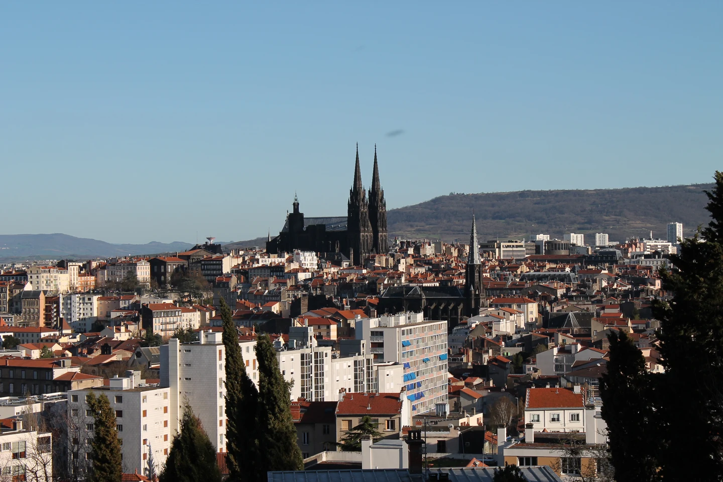 Toits et cathédrale de Clermont-Ferrand, vus depuis le parc Montjuzet.