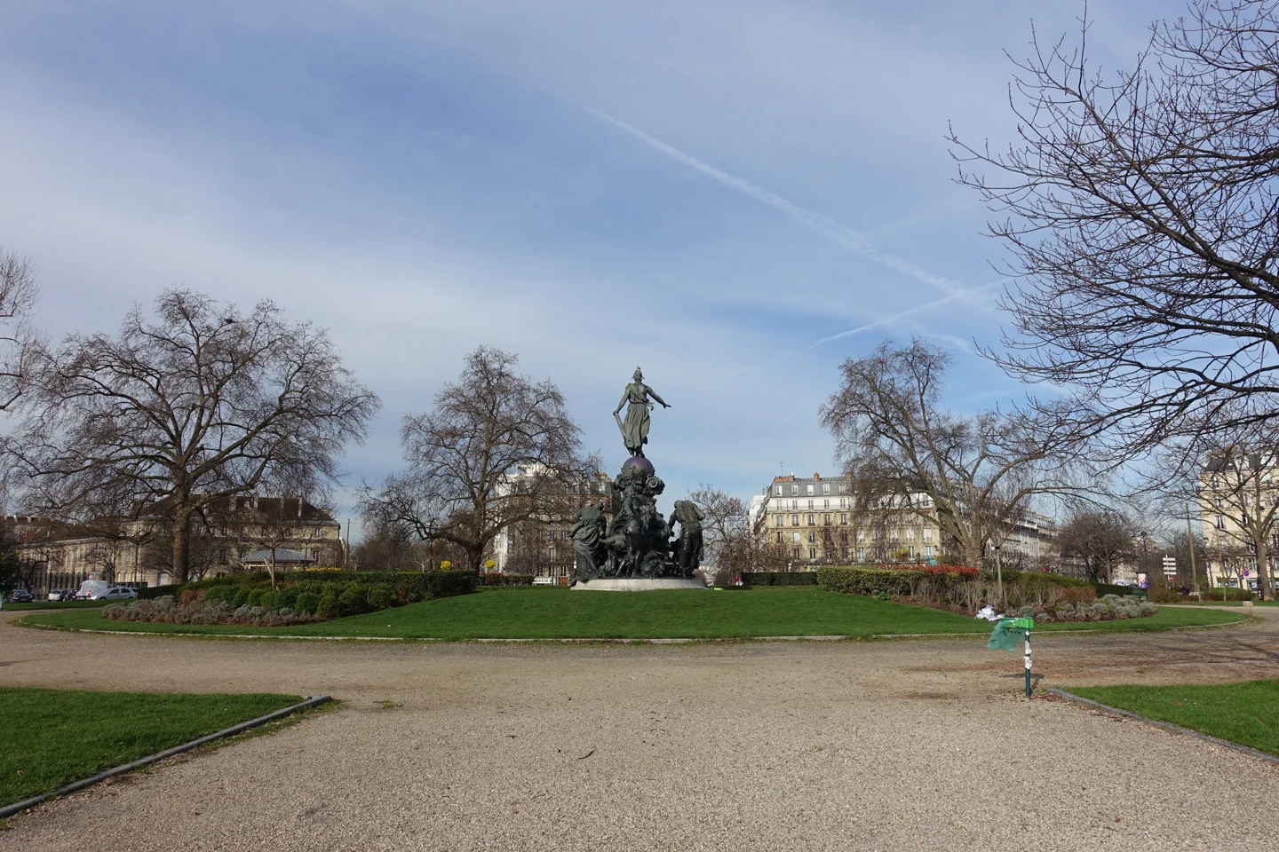 Le monument du Triomphe de la République et les jardins de la place de la Nation à Paris.