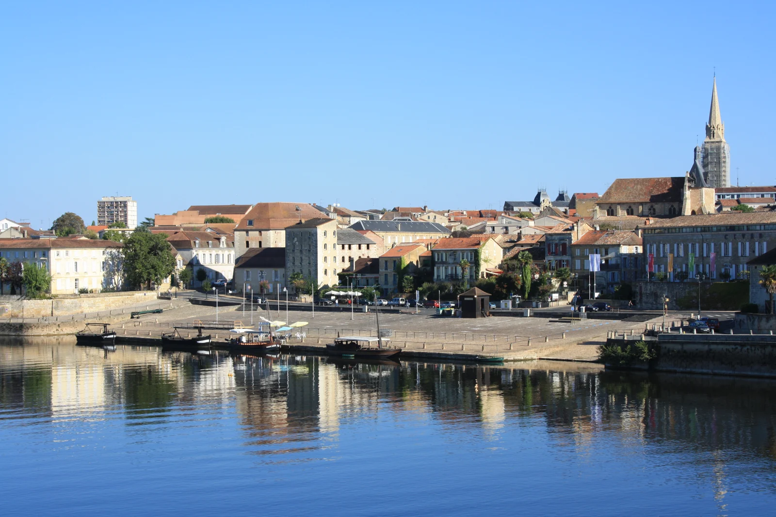 Les quais et les maisons de Bergerac au bord de la Dordogne, vus depuis le Vieux Pont.