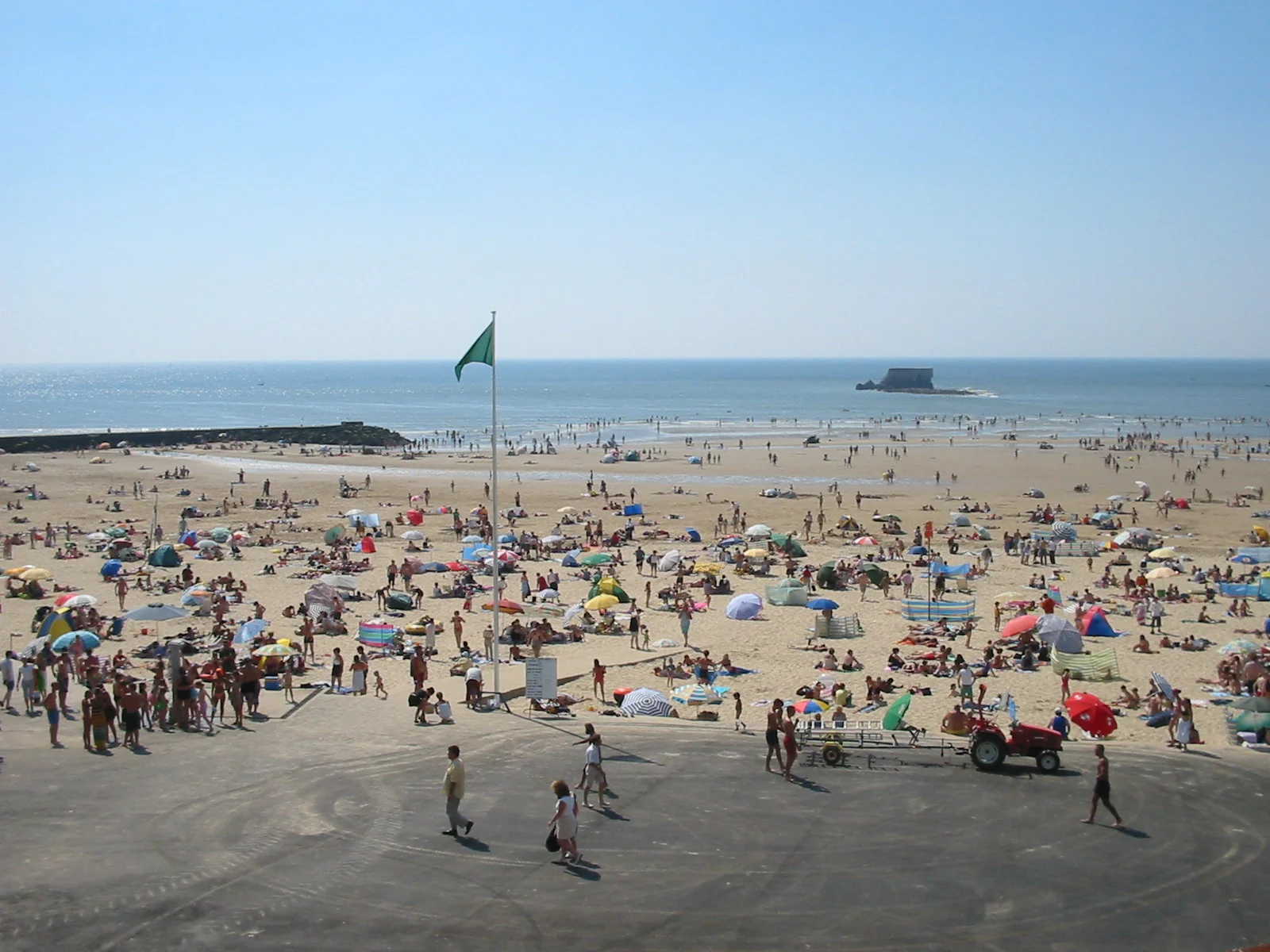 Vue de la plage du Portel avec le fort de l’Heurt au large.