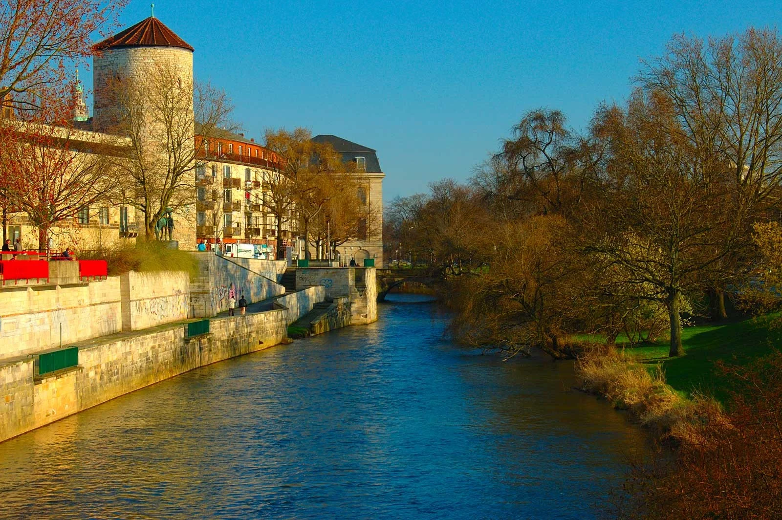 La Leine dans la vieille ville de Hanovre, avec la tour Beginenturm sur la gauche.