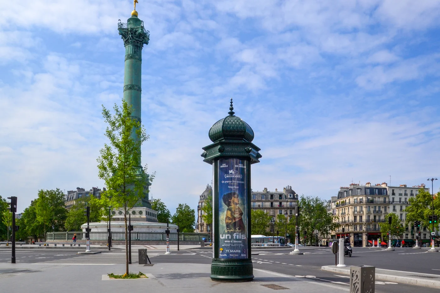 La place de la Bastille à Paris, avec la colonne de Juillet, une colonne Morris et les immeubles environnants.
