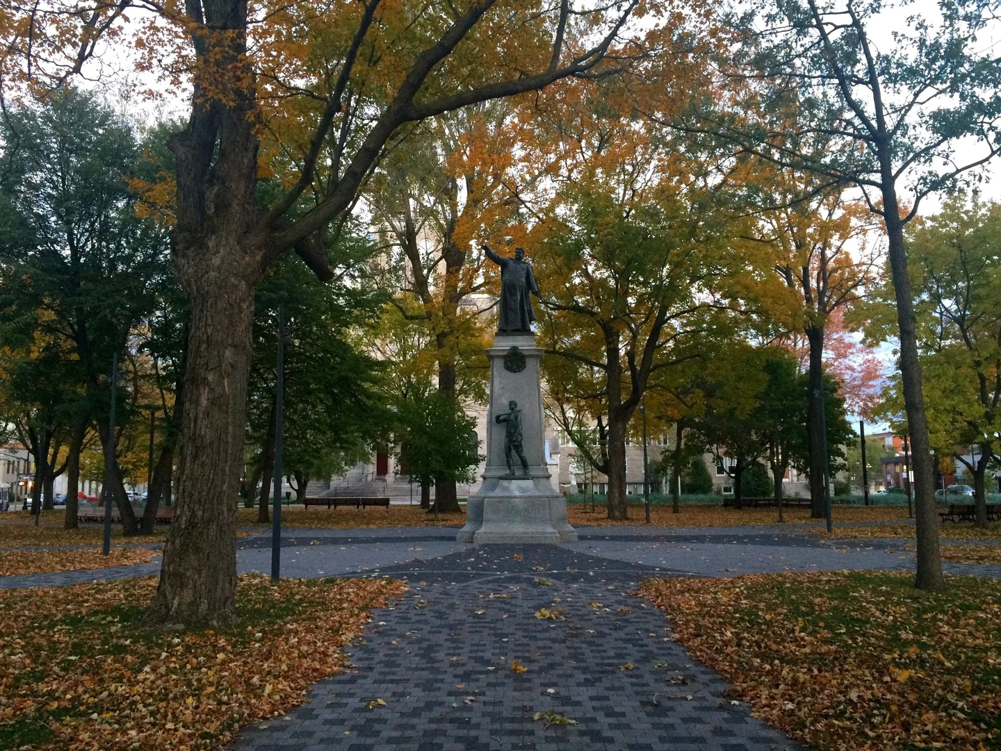 Le parc Labelle de Saint-Jérôme en automne, avec la statue du curé Labelle.