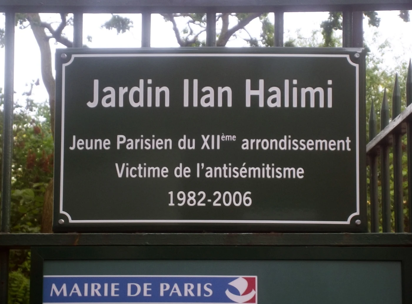 Plaque du jardin Ilan-Halimi fixée à la grille d’entrée, rue de Fécamp à Paris.