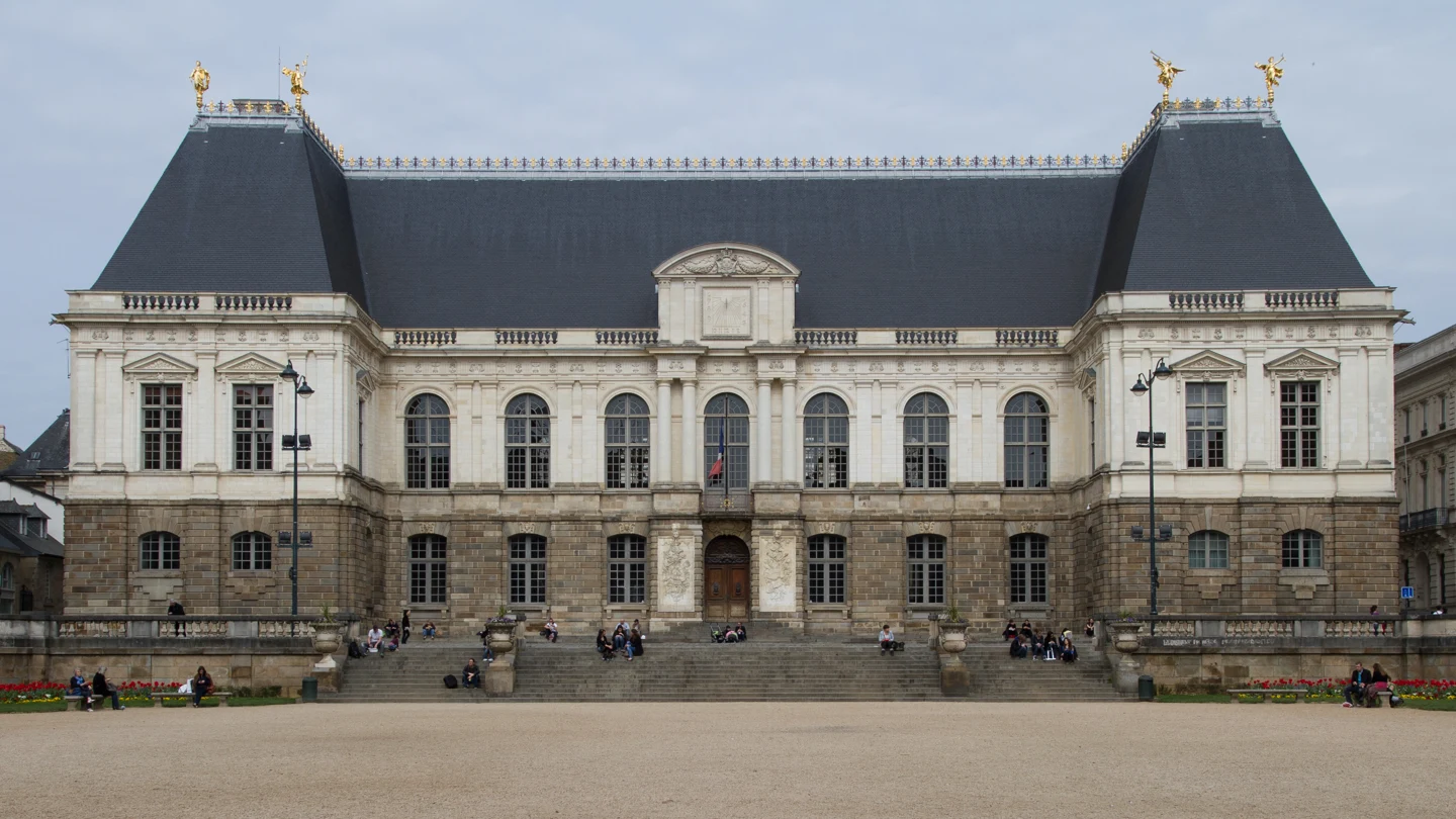 Façade du palais du parlement de Bretagne, vue depuis la place à Rennes.