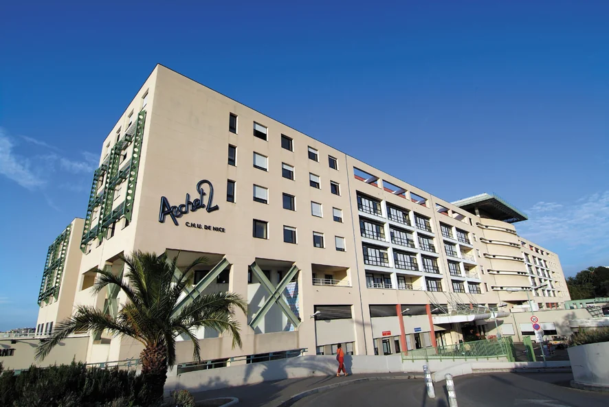 Façade du bâtiment Archet 2 du CHU de Nice.