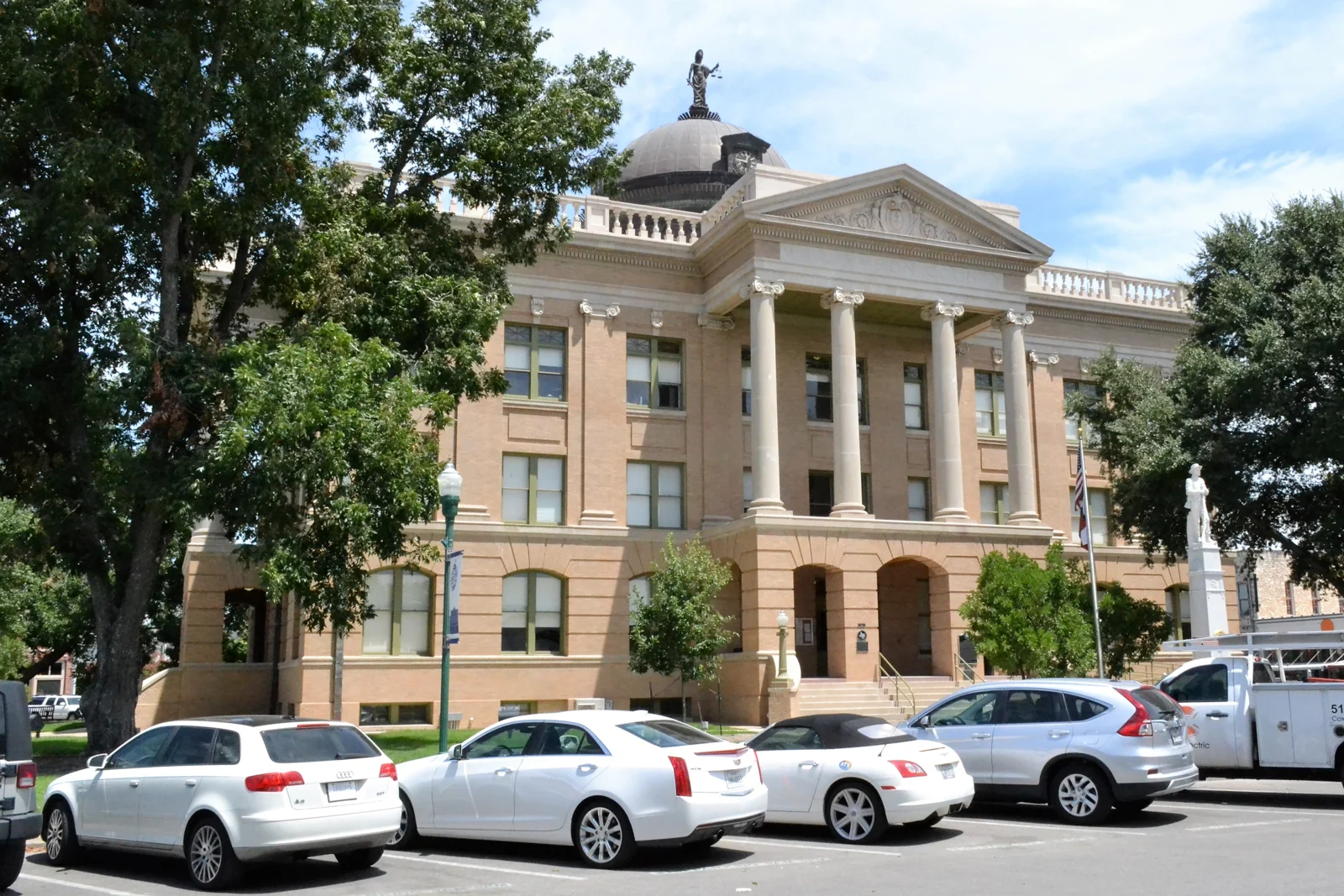 Façade à colonnes du palais de justice du comté de Williamson à Georgetown, photographiée en 2018.