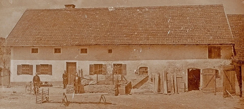 Photographie ancienne de la façade et de la cour de la ferme de Hinterkaifeck.