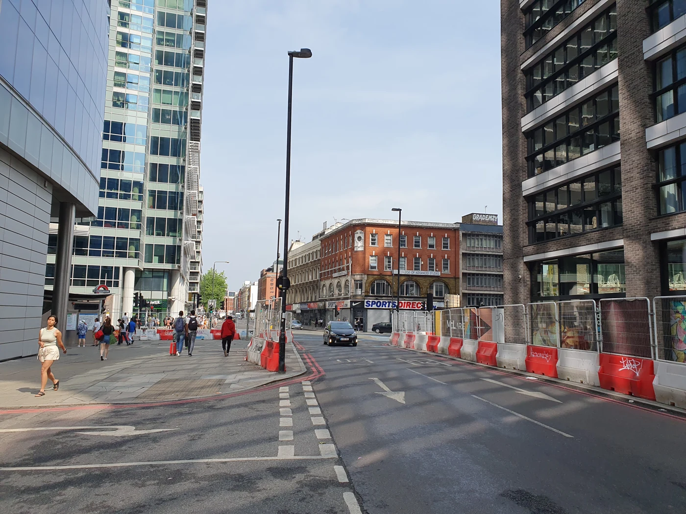 Whitechapel High Street à Londres, avec ses immeubles et ses trottoirs, en 2023.