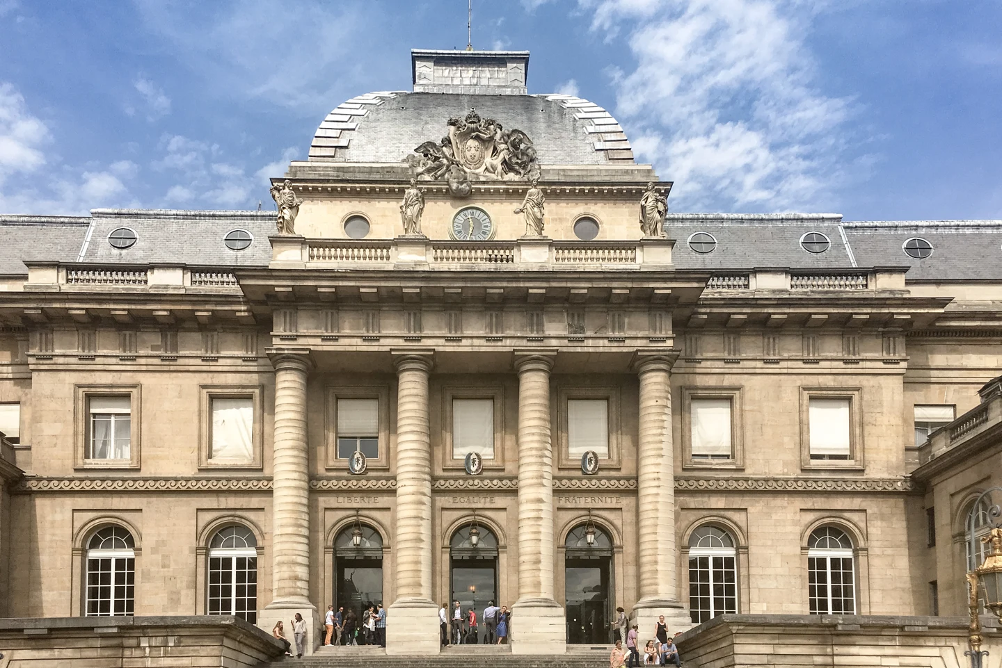Façade à colonnes du palais de justice de Paris, vue depuis la cour du Mai.