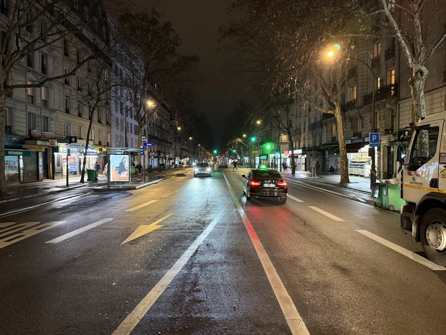 Boulevard Ornano à Paris de nuit, bordé d’immeubles et éclairé par les lampadaires, en 2026.