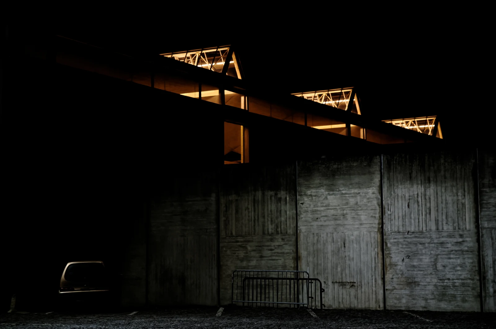 Palais de justice d’Évry photographié de nuit, avec sa façade éclairée.