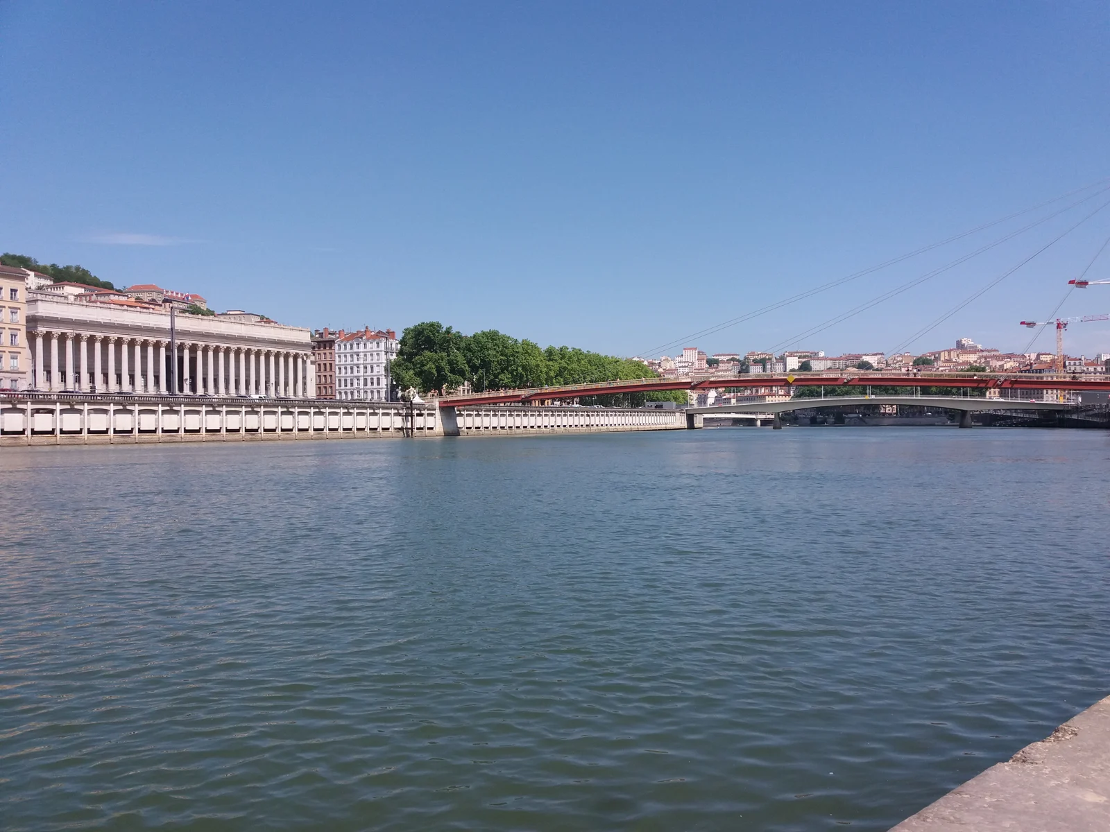 Le palais de justice historique de Lyon, au bord de la Saône, et sa passerelle.